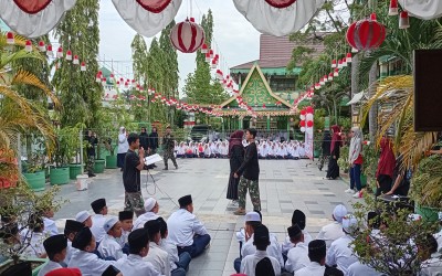 GURU SMP BABUSSALAM HEBOHKAN SANTRI, LOMBA TIUP BOTOL MINERAL BIKIN SUASANA MELEDAK