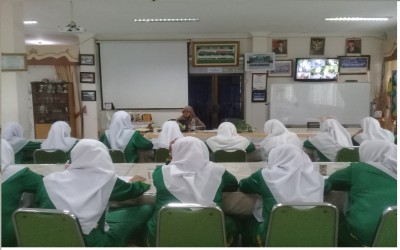 Ujian Learning TOEFL di SMP Babussalam: Meningkatkan Kemampuan Bahasa Inggris Santri Kelas 9