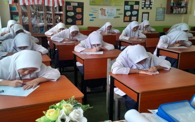 Santri SMP Babussalam Selesai Ujian Pretest TOEFL Prediction for Junior High School Students