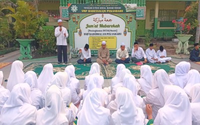 Kelas 7.1 Pimpin Acara Jumat Mubarokah  dengan Fasih Berbahasa Arab