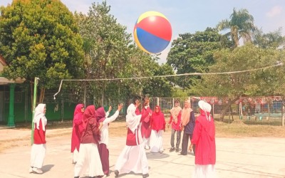 Usai Upacara HUT RI, SMP Babussalam Gelar Lomba Seru! Adu Voli Guru vs Santri Bikin Lapangan Bergemuruh