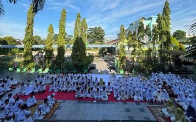 Jumat Mubarokah Spesial! Ratusan Santri SD dan SMP Babussalam Padati Lapangan, Ada Diskon Masuk Rp7 Juta All In